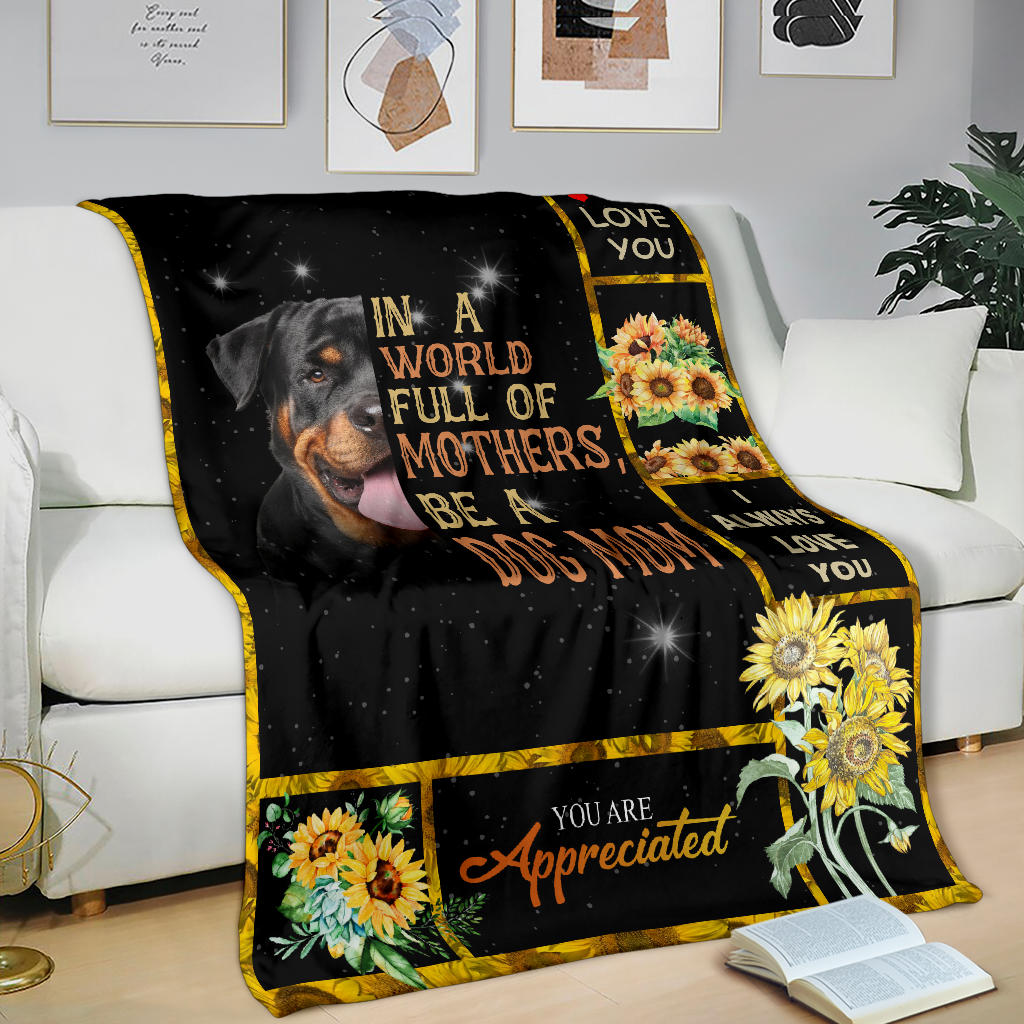 Rottweiler-A Dog Mom Blanket